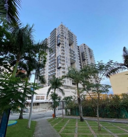 Vista exterior de las Torres de Barlovento en Ibagué, edificio residencial rodeado de zonas verdes y palmeras