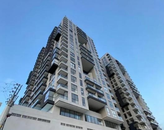 Vista en contrapicado de las Torres de Barlovento en Ibagué, edificio residencial moderno con balcones y diseño contemporáneo